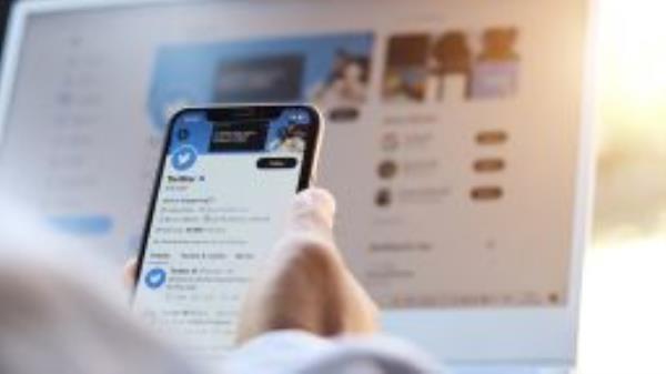 01 Twitter phone 2021 STOCK