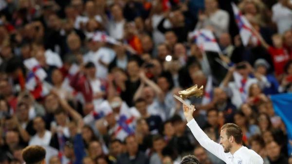 Soccer Football - UEFA Nations League - League A - Group 4 - England v Spain - Wembley Stadium, London, Britain - September 8, 2018 England's Harry Kane poses with the FIFA golden boot trophy before the match Action Images via Reuters/Carl Recine