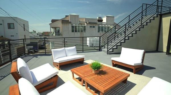 Invaluable finished deck with ocean view