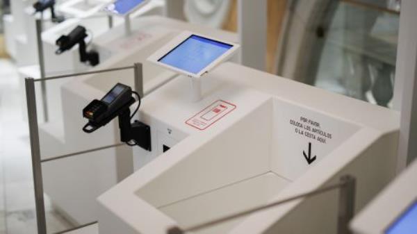 A Uniqlo self-checkout machine in Spain. Uniqlo has added similar tech to US sttores.