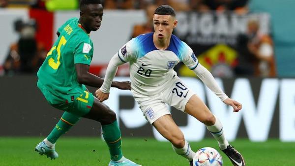 Soccer Football - FIFA World Cup Qatar 2022 - Round of 16 - England v Senegal - Al Bayt Stadium, Al Khor, Qatar - December 4, 2022 Senegal's Krepin Diatta in action with England's Phil Foden REUTERS/Molly Darlington
