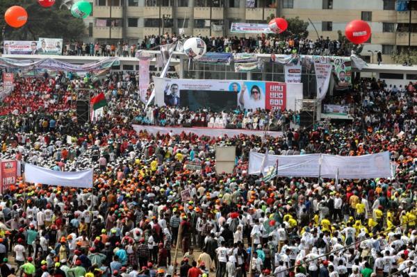 Thousands of supporters of the Bangladesh Nationalist Party hold a rally in Dhaka.