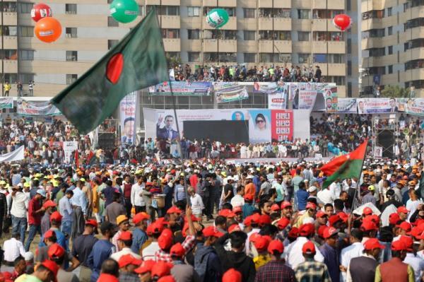 Supporters of Bangladesh Nationalist Party (BNP) take part in the party's last divisional rally in Dhaka on December 10, 2022. - Tens of thousands of supporters of Bangladesh's main opposition party descended on Dhaka on December 10 to protest against the government of Prime Minister Sheikh Hasina and demand new elections. (Photo by REHMAN ASAD / AFP)
