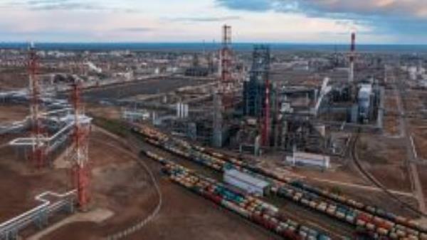 A general view shows the oil refinery of the Lukoil company in Volgograd, Russia April 22, 2022. Picture taken April 22, 2022. Picture taken with a drone. REUTERS/REUTERS PHOTOGRAPHER