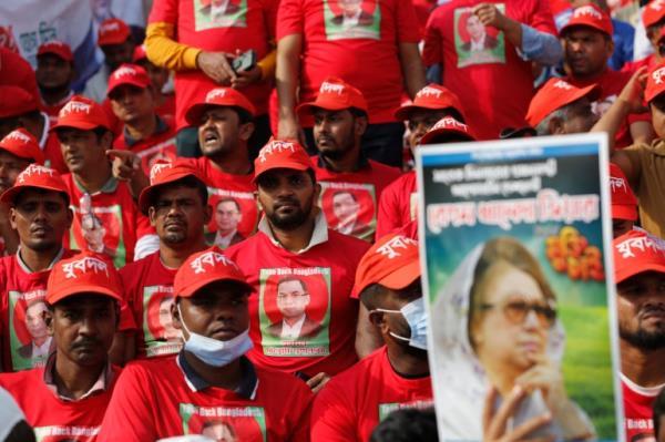 Supporters of Bangladesh Nationalist Party (BNP) take part in the party's last divisional rally in Dhaka on December 10, 2022. - Tens of thousands of supporters of Bangladesh's main opposition party descended on Dhaka on December 10 to protest against the government of Prime Minister Sheikh Hasina and demand new elections. (Photo by REHMAN ASAD / AFP)