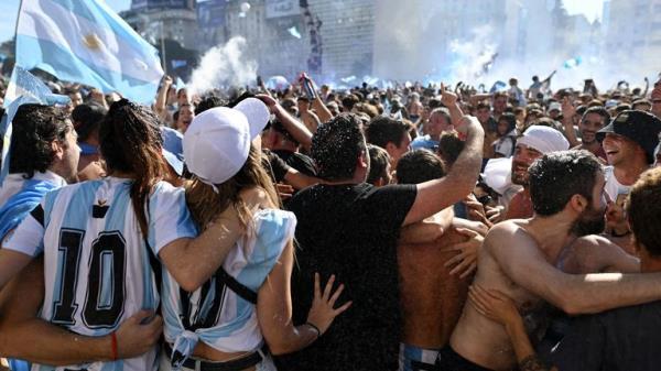 Soccer Football - FIFA World Cup Final Qatar 2022 - Fans in Buenos Aires - Buenos Aires, Argentina - December 18, 2022 Argentina fans at the Obelisco celebrate winning the World Cup REUTERS/Martin Villar
