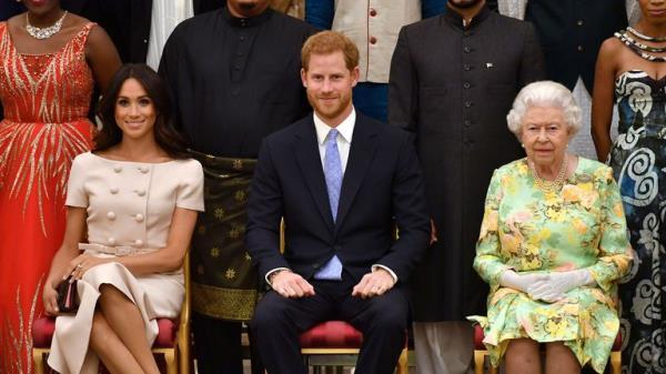 FILE PHOTO: Britain's Queen Elizabeth, Prince Harry and Meghan, the Duchess of Sussex pose for a picture with some of Queen's Young Leaders at a Buckingham Palace reception following the final Queen's Young Leaders Awards Ceremony, in London, Britain June 26, 2018. John Stillwell/Pool via Reuters/File Photo
