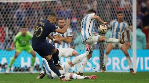 Soccer Football - FIFA World Cup Qatar 2022 - Final - Argentina v France - Lusail Stadium, Lusail, Qatar - December 18, 2022 Argentina's Gonzalo Montiel concedes a penalty as the ball touches his elbow from a France's Kylian Mbappe shot REUTERS/Lee Smith
