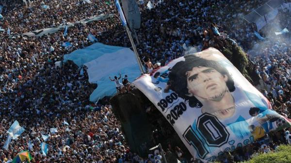Soccer Football - FIFA World Cup Final Qatar 2022 - Fans in Buenos Aires - Buenos Aires, Argentina - December 18, 2022 General view as Argentina fans with a Diego Maradona banner celebrate after winning the World Cup by the Obelisco REUTERS/Agustin Marcarian
