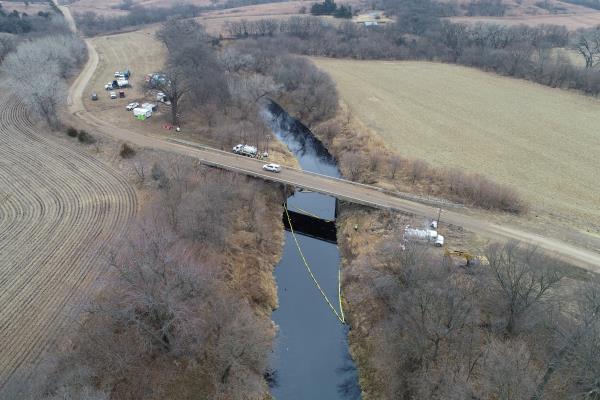 Investigators, cleanup crews begin scouring oil pipeline spill in Kansas