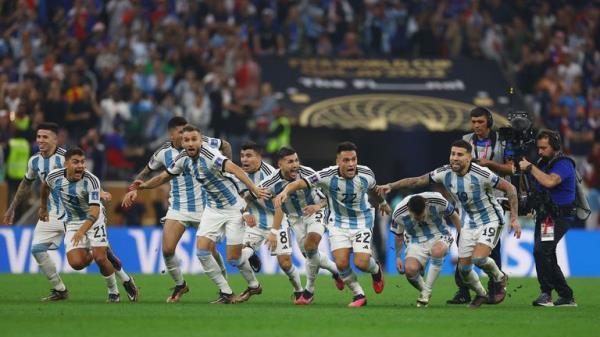 Soccer Football - FIFA World Cup Qatar 2022 - Final - Argentina v France - Lusail Stadium, Lusail, Qatar - December 18, 2022 Argentina's Lionel Messi celebrates alongside Nicolas Otamendi, Lautaro Martinez and teammates after winning the World Cup REUTERS/Kai Pfaffenbach
