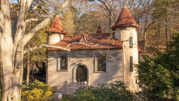 $1.6M Cinderella-Style Castle in New York Is Out of a Fairy Tale��but It May Be Haunted