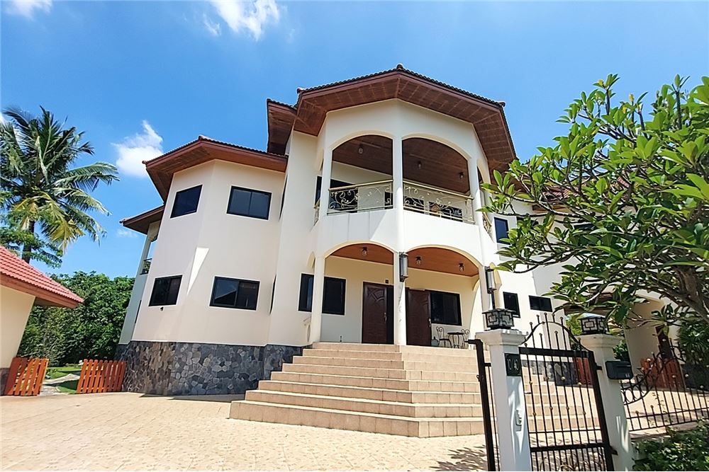 泰国芭提雅东区720平方米5卧6卫两层泳池别墅出售