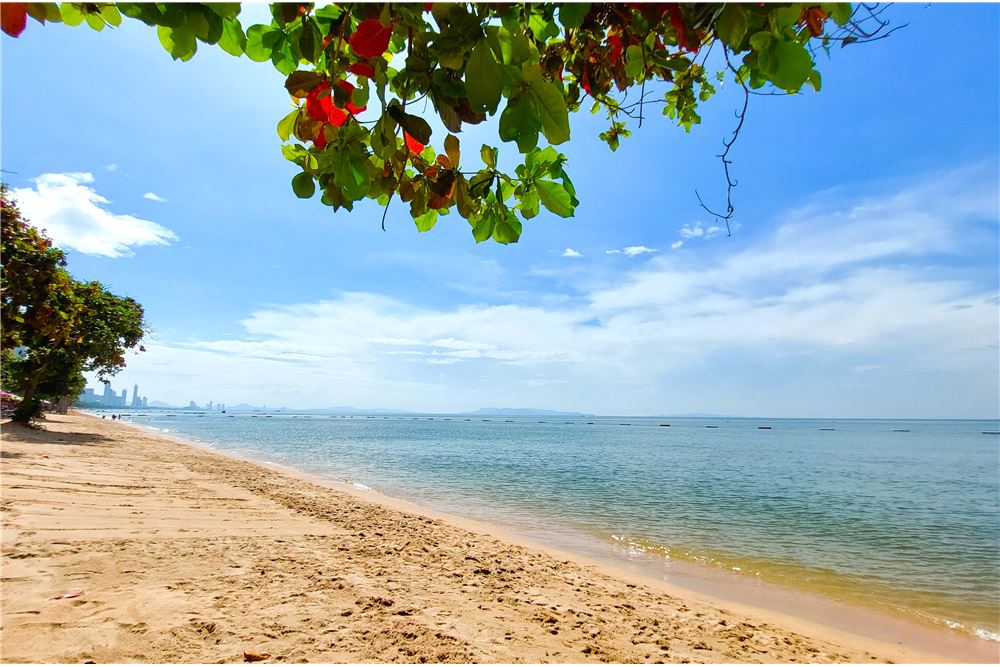 泰国芭提雅中天海滩联排别墅378平方米5卧5卫出售