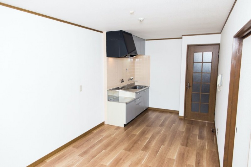 iStock-bee32-Japanese-apartment-kitchen-1024x683