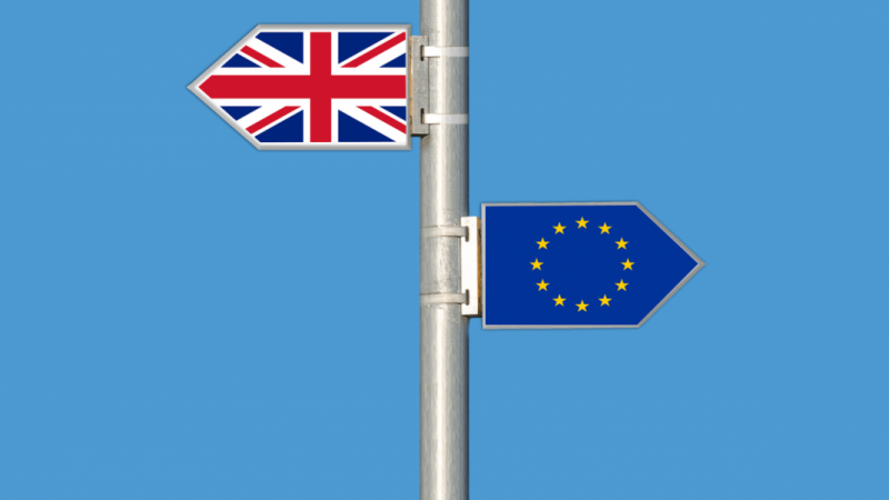 uk-eu-flags-in-street-lights-1068x601